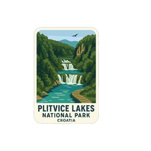 Könnte beinhalten: Ein rechteckiger Aufkleber mit einer Illustration des Nationalparks Plitvicer Seen in Kroatien. Das Bild zeigt Wasserfälle, grüne Bäume und einen blauen Fluss. Der Text "PLITVICE LAKES NATIONAL PARK CROATIA" steht unten.