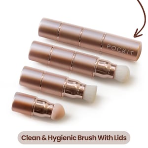 Puede incluir: Cuatro pinceles de maquillaje de color oro rosa con tapas. Los pinceles son de diferentes tamaños y tienen una esponja o un cabezal de cepillo. El pincel más grande tiene la palabra "POCKIT" impresa en el lateral.