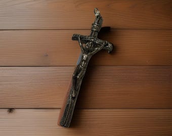 Vintage zilverkleurige houten kruis kruisbeeldhanger INRI rustieke takstijl 2,5 inch