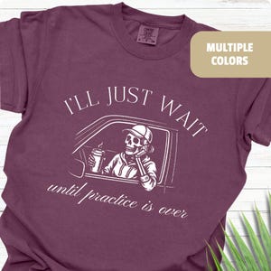 Grappig sportmoedershirt, ik wacht tot de training voorbij is Skeletshirt voor drukke sportmoeders, honkbalmoeders, hockeymoeders, voetbalmoeders