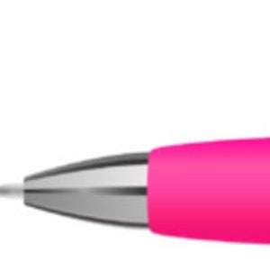 Può includere: Una penna bianca con un'impugnatura rosa e una clip argentata. La penna ha il testo "Miss Finance Tutorials" e "Here to help with your introductory studies" stampato su di essa.