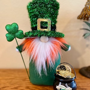Irischer Wichtel „Finnegan“. Orange/weiße Haare, 4-blättriges Kleeblatt, St Patrick&#39;s Day, großer Zylinder mit Kleestab & Pot O&#39;gold. Mit Liebe gemacht!