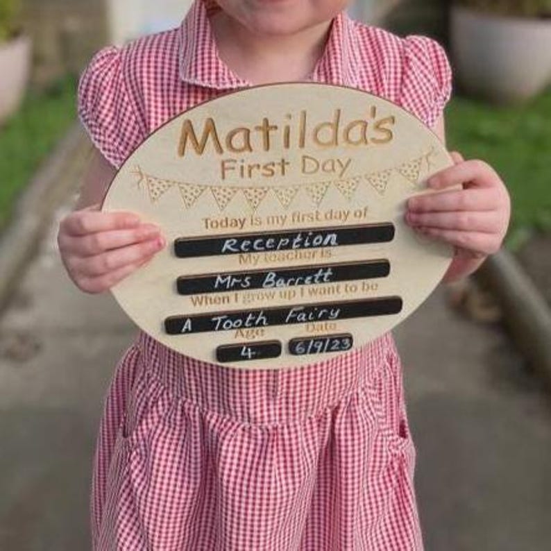 Personalised first day/starting school board photo prop immagine 5