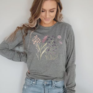 Chemise à manches longues à l’aquarelle graphique florale de fleurs sauvages, tee-shirt botanique vintage Boho, chemise nature amateur de jardin