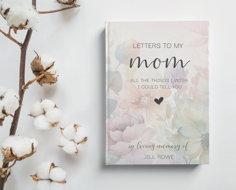 Peut inclure: Un journal floral rose et blanc avec le texte "Lettres &agrave; ma maman, Tout ce que j'aimerais te dire, en souvenir affectueux de Jill Rowe".