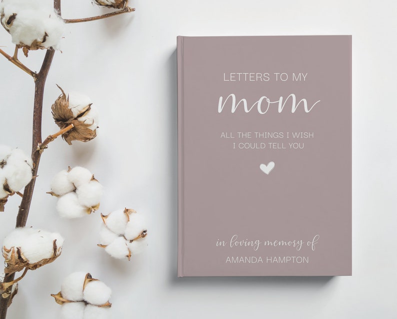 Peut inclure: Un journal de couleur mauve avec le texte "Lettres &agrave; ma maman" et "Tout ce que je voudrais te dire" en lettres blanches. Le journal a &eacute;galement le texte "en m&eacute;moire affectueuse d'Amanda Hampton" en lettres blanches.