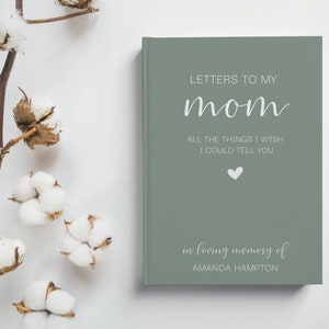 Peut inclure: Un journal vert sauge avec le texte "Lettres &agrave; ma maman" et "Tout ce que j'aimerais te dire" en lettres blanches. Un petit c&oelig;ur blanc se trouve sous le texte. Le bas du journal indique "en souvenir affectueux d'Amanda Hampton".