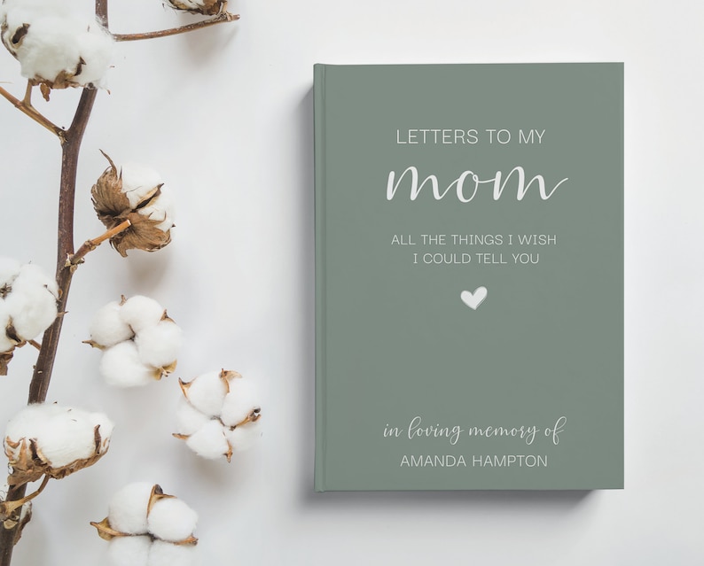 Peut inclure: Un journal vert sauge avec le texte "Lettres &agrave; ma maman" et "Tout ce que j'aimerais te dire" en lettres blanches. Un petit c&oelig;ur blanc se trouve sous le texte. Le bas du journal indique "en souvenir affectueux d'Amanda Hampton".