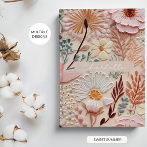 K&ouml;nnte beinhalten: Ein personalisiertes Notizbuch mit einem floralen Design mit rosa, wei&szlig;en und gelben Blumen. Das Notizbuch tr&auml;gt den Namen "Charlotte" auf der Vorderseite und die Worte "Sweet Summer" unter dem Design.
