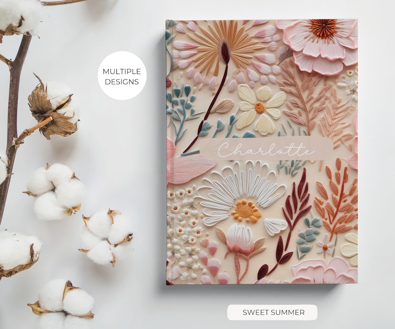 K&ouml;nnte beinhalten: Ein personalisiertes Notizbuch mit einem floralen Design mit rosa, wei&szlig;en und gelben Blumen. Das Notizbuch tr&auml;gt den Namen "Charlotte" auf der Vorderseite und die Worte "Sweet Summer" unter dem Design.