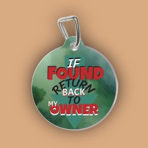以下が含まれることがあります： シルバーの留め金が付いた丸いペットタグ。タグは、森のシーンの緑色の背景です。赤い文字で「IF FOUND RETURN BACK TO MY OWNER」と書かれています。