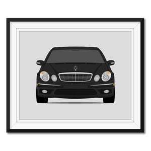 Puede incluir: Un sedán Mercedes-Benz Clase E negro con una parrilla y faros cromados. El coche está enmarcado en un marco de imagen negro.