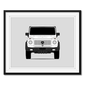 Może przedstawiać: Biały SUV Mercedes-Benz Klasy G z czarną kratką i czarnymi kołami. Pojazd jest skierowany przodem i izolowany na jasnoszarym tle.