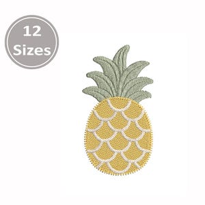 Puede incluir: Parche de piña bordada con cuerpo amarillo y parte superior verde. El diseño es circular y presenta un patrón de escamas. El texto "12 Tamaños" está en un círculo encima de la piña. La parte inferior de la imagen tiene el texto "DST, EXP, HUS, JEF, PCS, PES, VIP, VP3, XXX".