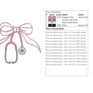 Pode incluir: Design bordado com la&ccedil;o rosa e estetosc&oacute;pio cinza e rosa. A imagem inclui uma tabela de sequ&ecirc;ncia de cores e informa&ccedil;&otilde;es de tamanhos dispon&iacute;veis. Ideal para projetos com tema m&eacute;dico.