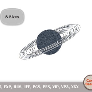 Könnte beinhalten: Gesticktes Design eines Planeten mit Ringen, im minimalistischen Stil. Der Planet ist ein strukturiertes Dunkelblau, umgeben von mehreren dünnen, gebogenen Linien. Der Text "8 Sizes" und "Carry Beauty" ist enthalten.