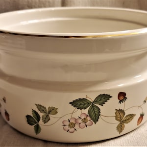 Puede incluir: Tazón de cerámica blanco con borde dorado y un diseño floral con fresas y hojas. El tazón es perfecto para servir aperitivos o postres.