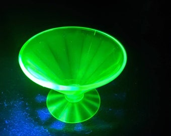 Vintage 1930s Vaseline/Uranium pedal fruit/sherbert cup/bowl