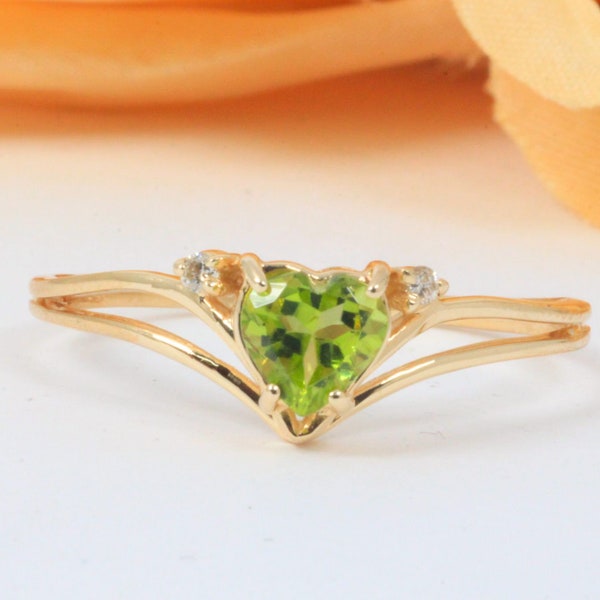 10k Solid Yellow Gold Peridot Heart & Diamond V Shape Ring Size 12.5