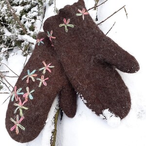 Felted mittens. sheep wool, handmade, svensk finull, våttovad, tumvantar, bruna vantar, broderi