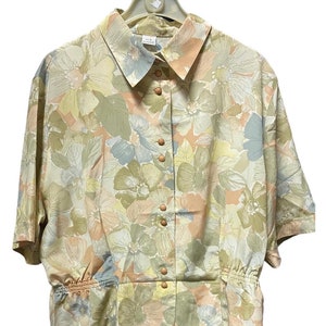 Vintage 80s women&#39;s floral shirt in pastel colors, short sleeves, Made in Italy