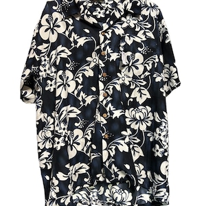 Hawaii Roundy Bay vintage blue white floral short sleeve 90s Hawaiian shirt - size L