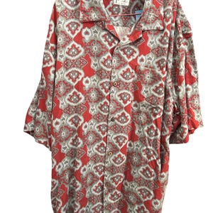 Hawaii Vintage Silk Short Sleeve Hawaiian Shirt in Burgundy Red with Grey Pattern from the 1990s - Size XL
