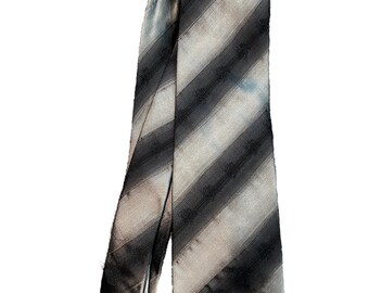 Cravate Versace. Cravate vintage. Soie. Motif, fond gris argent avec logo rayures, cadeau Made in Italy pour homme