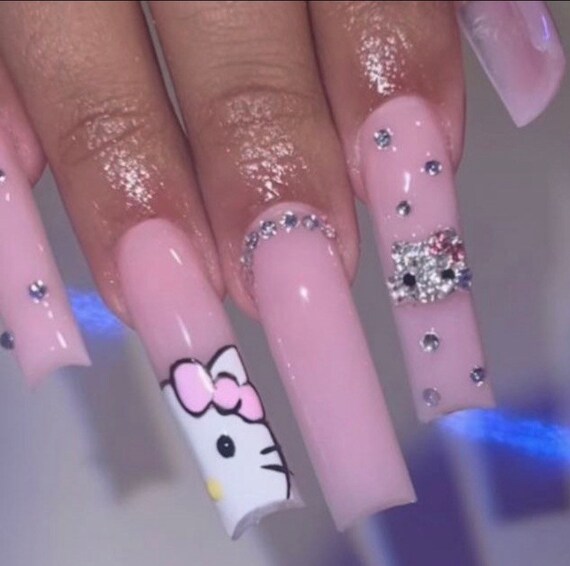 The Kawaii Pastel Pink Bling Y2k Baddie Luxury Glossy Cat Press nails are the perfect accessory for any fashion-forward individual looking to add a touch of glamour to their look. With a stunning pastel pink hue and blinged-out cat design, these nails are sure to turn heads and make a statement wherever you go.