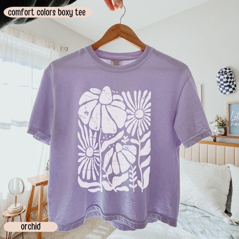 Comfort Colors® Boho Wildflowers Boxy Crop Top, Distressed Flowers Cropped Tee, Floral Graphic Shirt, Soft Goth Fairy Core, Pressed Flowers 画像 5