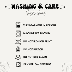 K&ouml;nnte beinhalten: Cremefarbene Grafik mit schwarzem Text und Illustrationen, die Waschanweisungen f&uuml;r Kleidungsst&uuml;cke detaillieren. Text enth&auml;lt "WASHING & CARE Instructions", "TURN GARMENT INSIDE OUT", "MACHINE WASH COLD", "DO NOT IRON ON PRINT", "DO NOT BLEACH", "DO NOT DRY CLEAN" und "DRY ON LOW SETTINGS".