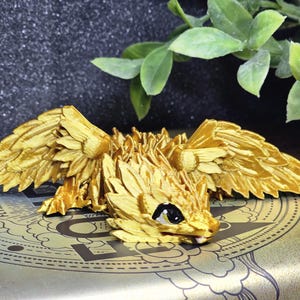 Figura de dragón de la Cuarta Ala – Escultura de fantasía Andarna Feathertail impresa en 3D – Regalo para fanáticos de la fantasía