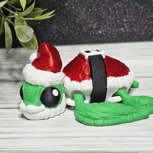Handmade Christmas Turtle Sculpture – Holiday Décor, Festive Gift
