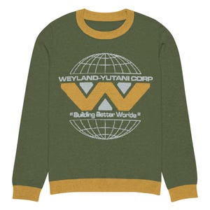 Può includere: Felpa verde oliva con logo Weyland-Yutani Corp dorato e bianco e la scritta "Building Better Worlds". Ha colletto e polsini dorati.