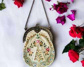 sac à main vintage floral perlé par Christiana. Porte-monnaie victorien en perles, miroir et bandoulière en chaîne.