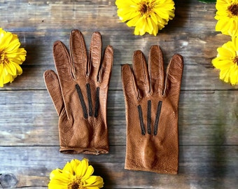 Guantes de cuero para niños victorianos. ¡Guantes marrones vintage para niñas pequeñas con botones a presión a juego!