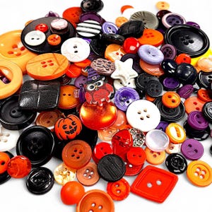 Puede incluir: Una colección de botones variados en tamaños y formas, con tonos naranja, negro, blanco y morado. Algunos botones presentan diseños de Halloween, como una calabaza y un búho con sombrero de bruja. Ideal para proyectos de manualidades y costura.