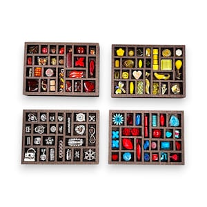 Pequeño imán artesanal con forma de adorno: piezas vintage y modernas en miniatura.