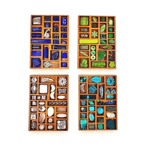 Puede incluir: Una taza de cerámica blanca con un asa negra y el texto "But First, Coffee" en negro, con una fuente de estilo manuscrito. La taza está sobre una superficie blanca.