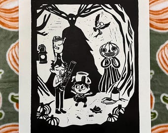 Könnte beinhalten: Schwarz-Weiß-Linolschnitt mit Figuren und Szenen aus "Over the Garden Wall". Der Druck zeigt eine große, schattenhafte Figur, zwei Kinder, einen Vogel und eine kürbisköpfige Figur. Der Titel "Over the Garden Wall" ist unten aufgedruckt.