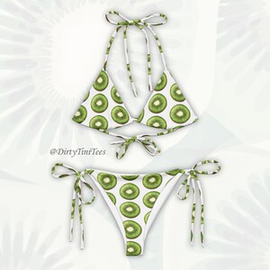 Può includere: Bikini bianco con stampa a kiwi. La parte superiore è di stile triangolare con spalline regolabili. La parte inferiore è di stile audace con lacci sui lati. Il bikini è realizzato in un tessuto morbido ed elastico.