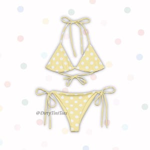 Puede incluir: Un conjunto de bikini amarillo con lunares blancos. La parte superior es de estilo triangular con lazos halter, y la parte inferior es con lazos laterales. La imagen incluye el texto "@DirtyTiniTees".
