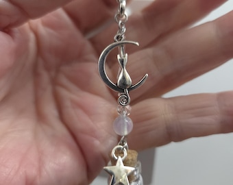 Ciondolo a clip con cerniera a forma di bottiglia dei desideri "Gatto sulla Luna con Polvere di Stelle".