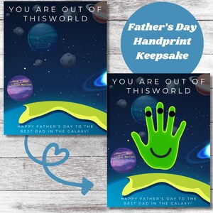 Pode incluir: Uma lembrança de impressão de mão do Dia dos Pais com um design de tema espacial. A obra de arte inclui uma impressão de mão verde com um rosto sorridente, planetas e o texto "YOU ARE OUT OF THIS WORLD". A mensagem "Happy Father's Day to the best dad in the galaxy!" também está incluída.