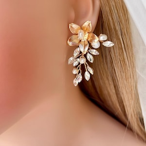Bridal Pearl Earrings.Freshwater Pearl Earrings,Floral Dangle Earrings, Wedding Flower Earrings, Bride Jewelry,Statement Bridal Jewelry