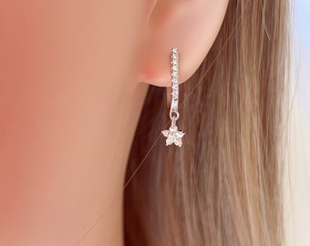 Kolczyki kółka Star Charm, kolczyki kółka Moon, kolczyki Celestial Charm Huggie, minimalistyczna biżuteria, prezent dla niej