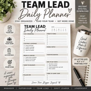 Op de afbeelding: Een witte Team Lead Daily Planner printbare PDF met zwarte tekst, voorzien van secties voor prioriteiten, taken, personeelsbezetting en teamerkenning. Het document meet 21,59 cm bij 27,94 cm en bevat een witte beker met de tekst Good Leaders Make A Difference en een zwarte pen.