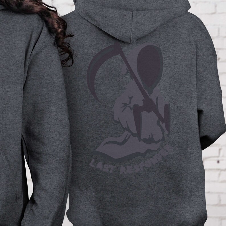 K&ouml;nnte beinhalten: Ein dunkelgrauer Kapuzenpullover mit einer Grafik einer Kapuzenfigur, die eine Sense h&auml;lt. Der Text "Last Responder" ist unter der Grafik gedruckt.