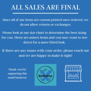 Op de afbeelding: Een blauwe achtergrond met witte tekst die "ALL SALES ARE FINAL" luidt. De tekst hieronder legt uit dat alle artikelen op maat worden bedrukt en dat retourneren of ruilen niet is toegestaan. De tekst legt ook uit dat de artikelen unisex zijn en dat je de maattabel moet raadplegen voor de maatvoering. De tekst stelt ook dat de verkoper graag helpt als er problemen zijn met een bestelling. De tekst onderaan luidt "Bedankt voor het steunen van dit kleine bedrijf!" Er is een logo voor "BlueflyTeas" met een vlinderontwerp en een blauw-wit kleurenschema. Er is ook een eenvoudige illustratie van een winkel met een blauwe luifel.