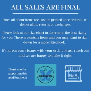 K&ouml;nnte beinhalten: Ein blauer Hintergrund mit wei&szlig;em Text, der "ALL SALES ARE FINAL" lautet. Der Text darunter erkl&auml;rt, dass alle Artikel nach Bestellung individuell bedruckt werden und R&uuml;ckgaben oder Umtausch nicht m&ouml;glich sind. Der Text erkl&auml;rt auch, dass die Artikel unisex sind und man sich f&uuml;r die Gr&ouml;&szlig;enbestimmung an die Gr&ouml;&szlig;entabelle halten sollte. Der Text besagt auch, dass der Verk&auml;ufer gerne Abhilfe schafft, falls es Probleme mit einer Bestellung gibt. Der Text unten lautet "Vielen Dank f&uuml;r die Unterst&uuml;tzung dieses kleinen Unternehmens!" Es gibt ein Logo f&uuml;r "BlueflyTeas" mit einem Schmetterlingsdesign und einem blau-wei&szlig;en Farbschema. Es gibt auch eine einfache Illustration einer Ladenfront.